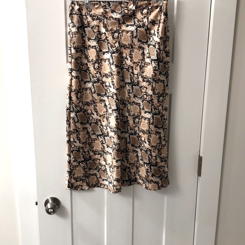 Only worn once! Has elastic waistband, super comfortable fit!